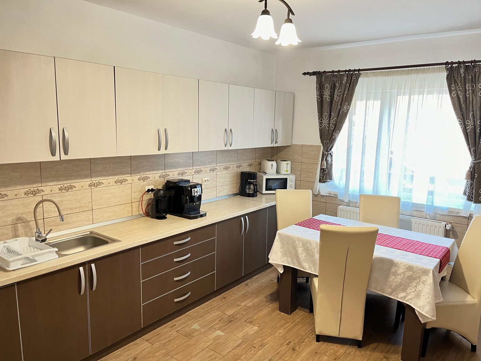 Bucătăria complet utilată a Vilei Anto